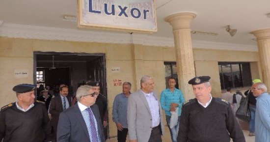 بالصور.. مساعد وزير الداخلية يقود جولة مفاجئة على السكة الحديد بالأقصر وقنا