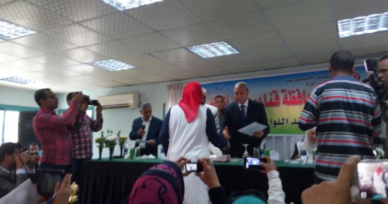 محافظ قنا يكرم أول رئيسة مدينة بأسوان فى يوم المرأة المصرية