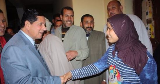 بالصور.. وكيل تعليم كفر الشيخ يطمئن على الطلاب المصابين بحالات القىء