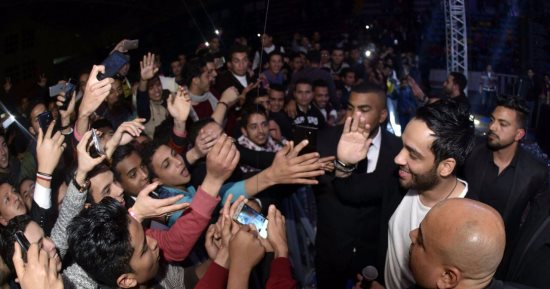رامى جمال يوقف حفله لالتقاط "سيلفى" مع جمهوره