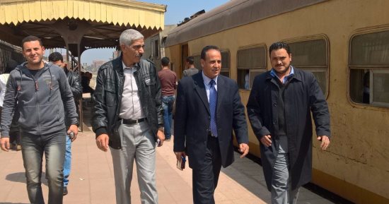 رئيس هيئة السكة الحديد يتفقد محطة كوبرى الليمون وقطارات الشرق