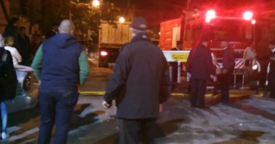 بالصور.. غلق شارع العقار المنهار بالحواجز الحديدية ومنع وصول المواطنين