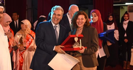 جامعة القاهرة تكرم مديرة وحدة مناهضة التحرش فى المهرجان الدولى للأم المثالية