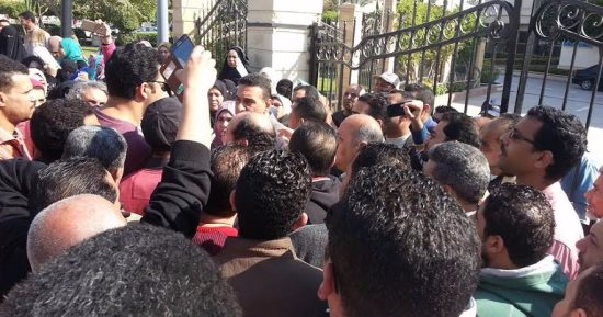 بالصور.. متضررو الإسكان الاجتماعى بكفر الشيخ ينقلون وقفتهم للمحافظة