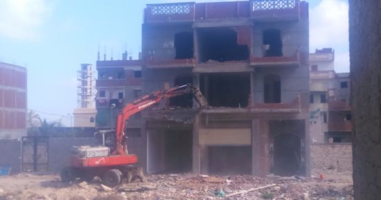 هدم 4 منازل مخالفة ملك عناصر جنائية مطلوبة في قنا