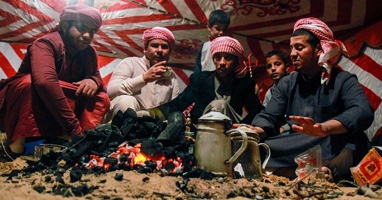 بالصور.. مباريات الشعر وكرم الضيافة تتفوق على سباقات الهجن بالإسماعيلية