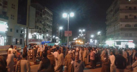بالصور.. أهالى قرية الحميدات بقنا يقطعون الطريق الواصل بين غرب المدينة بشرقها
