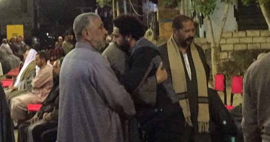 بالصور.. محمد صلاح يتلقى العزاء فى وفاة والد زوجته بالغربية