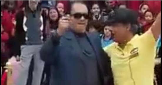 بالفيديو..إذا كان رب البيت بالدف ضاربا.. مدير مدرسة بالمعادى يرقص مهرجانات