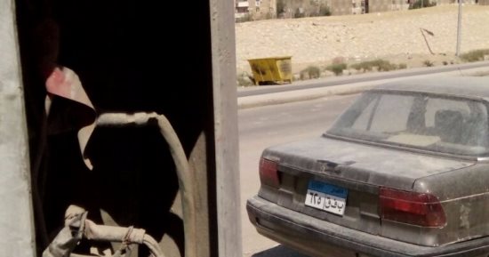 بالصور..قارئ يشكو من أسلاك عارية بأعمدة إنارة التجمع الثالث بالقطامية