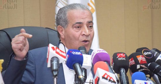 ضبط 17 طن مكرونة مجهولة المصدر داخل مخزن بالمنيا