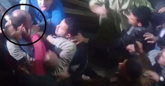 الأهالى يعتدون على قاتل ابنته أثناء ضبطه فى كفر الزيات
