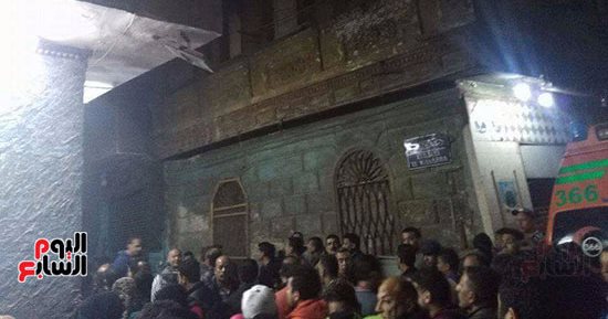 بالصور..إنقاذ 4 أشخاص من داخل العقار المنهار فى بولاق أبو العلا
