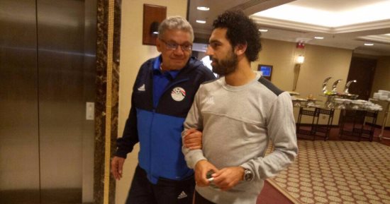 محمد صلاح ينضم للمنتخب بعد تلقيه العزاء فى والد زوجته
