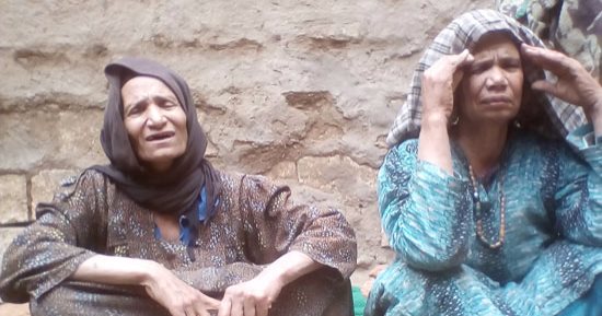  بالصور.. مأساة شقيقتين تعيشان فى "عشة" بالمنيا