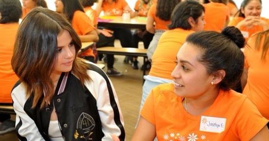 بالصور.. سيلينا جوميز بين جولة صديقها الغنائية والأعمال الخيرية