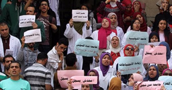 بالصور.. وقفة احتجاجية أمام نقابة الأطباء إعتراضا على قواعد التكليف الجديدة