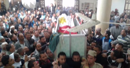 بالفيديو..  ضابط مصاب لأهالى شهيد الشرقية: ابنكم شرفكم.. والنساء تحول الجنازة لزفة 