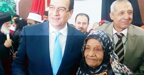 محافظ الدقهلية يكرم بائعة ثلج بالمنصورة مؤكدا : فخر لكل نساء مصر