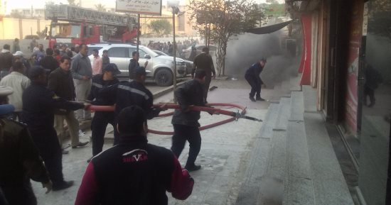 بالفيديو والصور.. إصابة 3 حالات باختناقات فى حريق بعمارة بكفر الشيخ