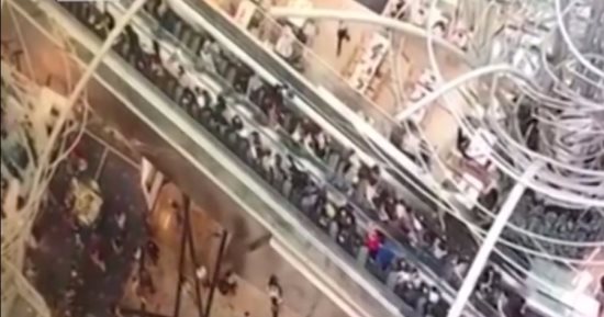 بالفيديو.. انهيار سلم كهربائى بأحدى المحلات بــ"هونج كونج" وإصابة 18 شخصا