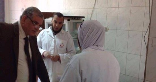 بالصور ..فريق طبى من مديرية الصحة بالمنوفية يتفقد مستشفى قويسنا المركزى