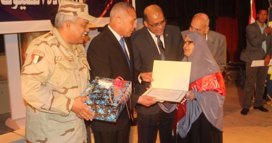 بالصور.. محافظ السويس يكرم الأمهات المثاليات