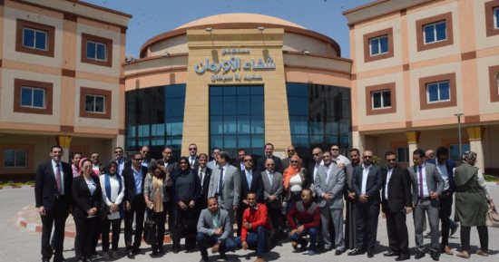 بالصور.. وفد رجال الأعمال يتبرعون لدعم مرضي السرطان بأورام الأقصر