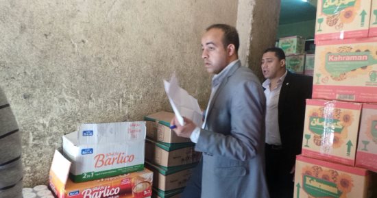 بالصور.. الرقابة الإدارية بالفيوم تشن حملة للتأكد من توافر السلع 