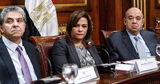 بالصور.. وزير السياحة لوزير البيئة بالبرلمان: "لو سمحت سيب الجزء بتاعى أتكلم فيه"
