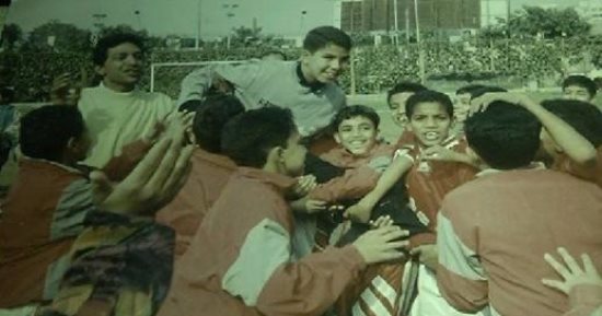 شاهد.. صورة نادرة لوحش أفريقيا مع ناشئى الأهلي