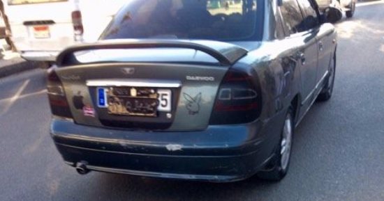 قارئ يرصد سيارة ملاكى بلوحة مطموسة تسير بشوراع حى العجمى بالإسكندرية