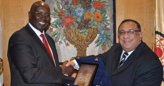 سفير جنوب السودان لرئيس جامعة حلوان: فخورون بتخرج وزرائنا من جامعات مصر