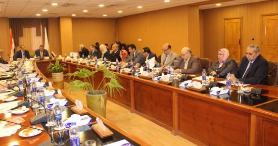 مجلس جامعة المنصورة يهنئ العمداء الجدد بقرار تعيينهم