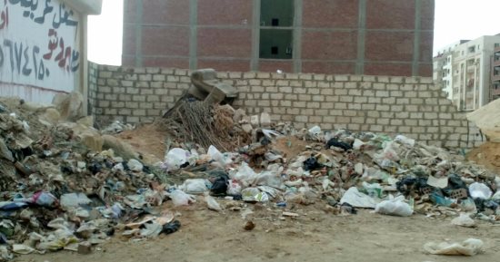 بالصور.. قارئ يشكو من انتشار القمامة بالهضبة الوسطى فى المقطم 