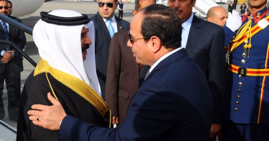 بالفيديو.. الرئيس السيسي يصل مطار القاهرة لاستقبال ملك البحرين