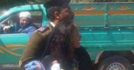 بالفيديو... قارئ يشارك "صحافة المواطن" لحظات القبض على عصابة لسرقة المحلات
