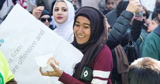 فتاة بجامعة أمريكية تجمع 700 صفحة من جوجل لتثبت إدانة المسلمين للإرهاب