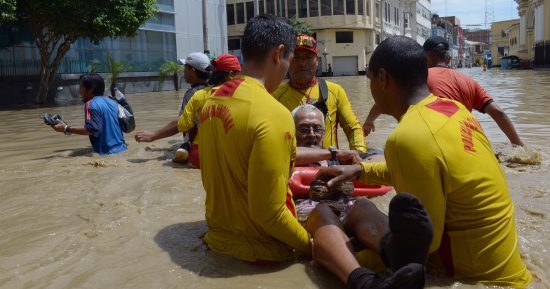 بالصور.. استمرار فيضانات بيرو وتضرر 164 ألف منزل