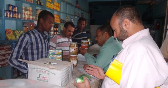 ضبط دجاج وزبادى منتهية الصلاحية فى حملة للرقابة الإدارية بأسوان