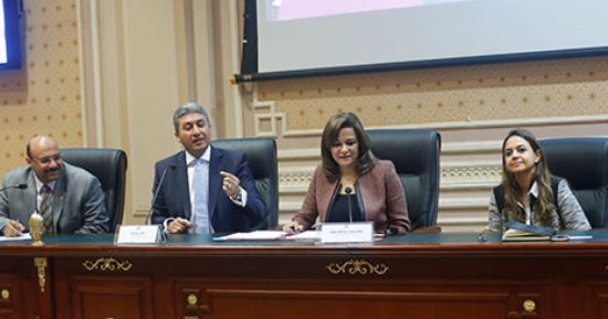 بالصور.. نائبة تطالب بأفلام عن معالم السياحة.. وزير الطيران: الناس عارفة الأهرامات كويس