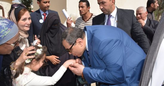 بالصور.. وزير القوى العاملة يقبل يد طفلة بملتقى تشغيل الإسكندرية