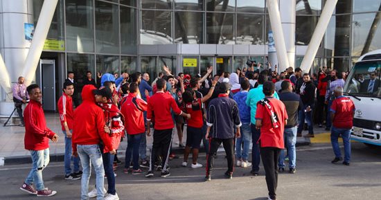 بالفيديو والصور.. جماهير الأهلى تهتف لعبد المنعم فى مطار القاهرة
