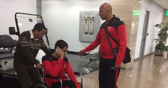 بالصور.. منعم الأهلى يعود للقاهرة على كرسى متحرك