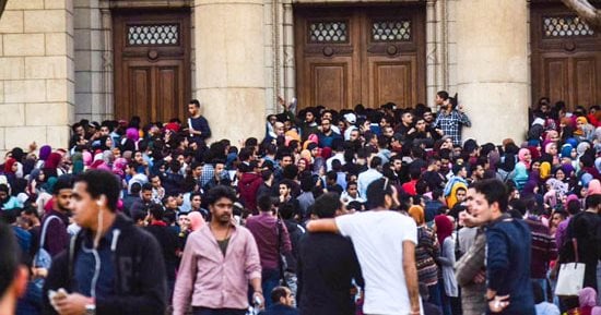 أمن جامعة القاهرة يضبط 200 تذكرة مزورة لحفل تامر عاشور