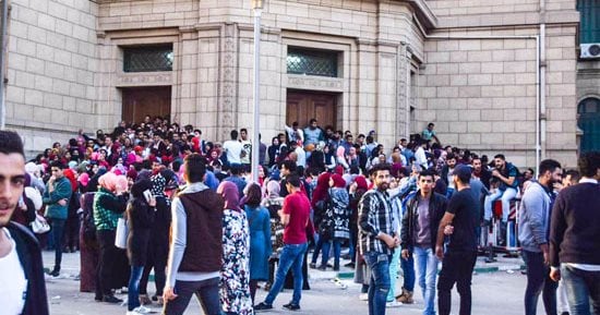 إصابة 8 أفراد أمن بجامعة القاهرة نتيجة تدافع الطلاب على حفل تامر عاشور