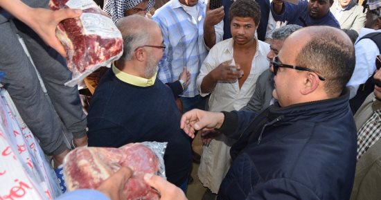 بالفيديو.. محافظ مطروح: توزيع 15 طن مواد غذائية ولحوم على أهالى سيوة