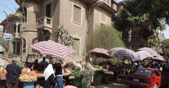 بالصور.. انتشار الباعة وسيارات الأجرة بشكل عشوائى فى شارع حدائق القبة