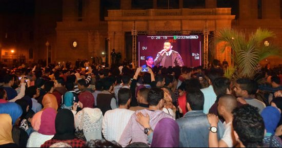 بالصور.. توفير شاشة عرض أمام قبة جامعة القاهرة لعرض حفل تامر عاشور