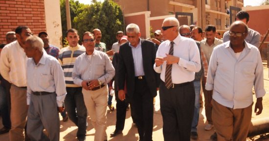 محافظ أسوان يتفقد أعمال التطهير بمصرف السيل
